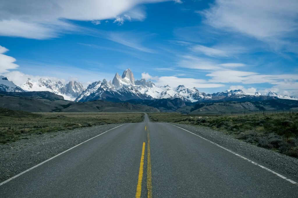 Route 40 filant tout droit vers le massif du Fitz Roy