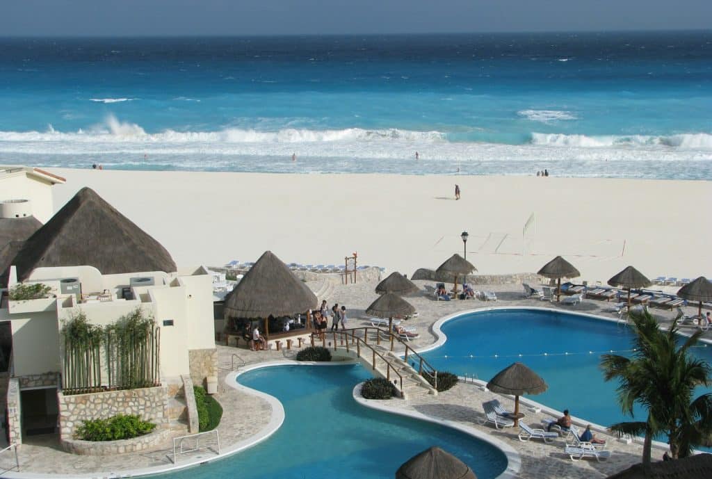 Piscine en bord de plage d'un resort tout inclus à Cancun
