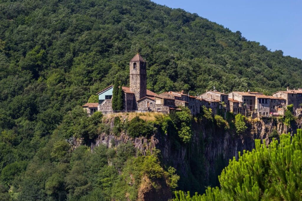 Castellforit de la Roca, un village médiéval à découvrir lors d'une évasion dans le Garrotxa.