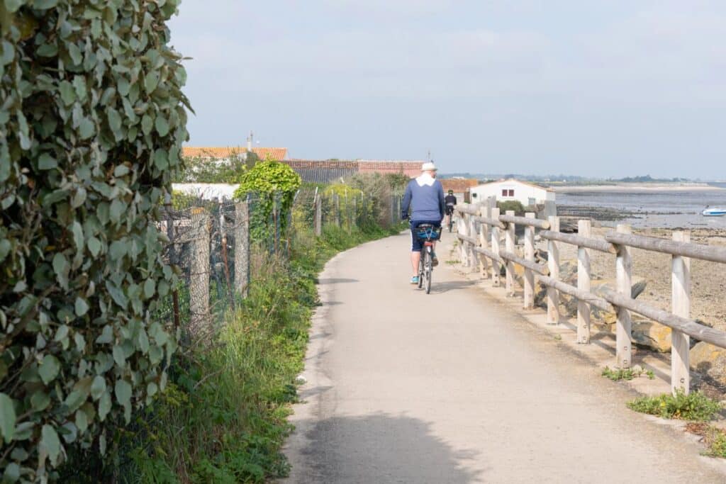 Un homme à vélo sur une piste cyclable de l'île de Ré lors d'une escapade printanière.