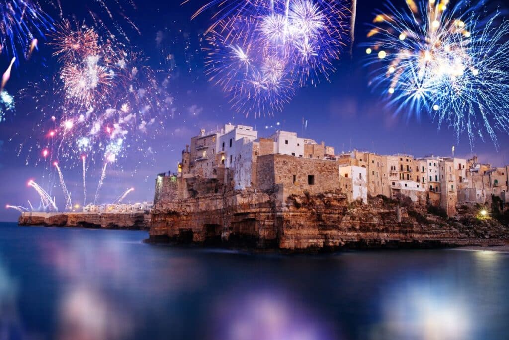 Feu d'artifice au-dessus de la vieille ville de Polignano a Mare dans les Pouilles.