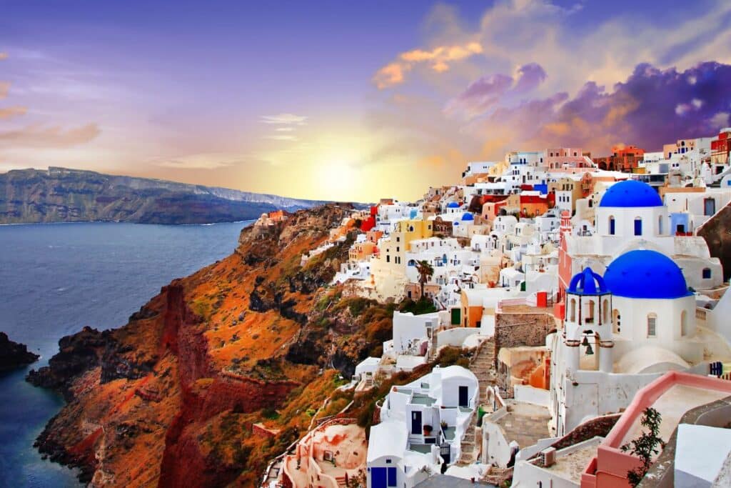 Les maisons blanches de Santorin font face à la mer Egée à Oia.