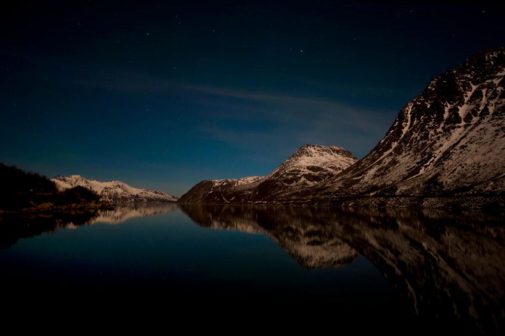 Reflet sur les eaux du fjord des montagnes proches de Tromsø