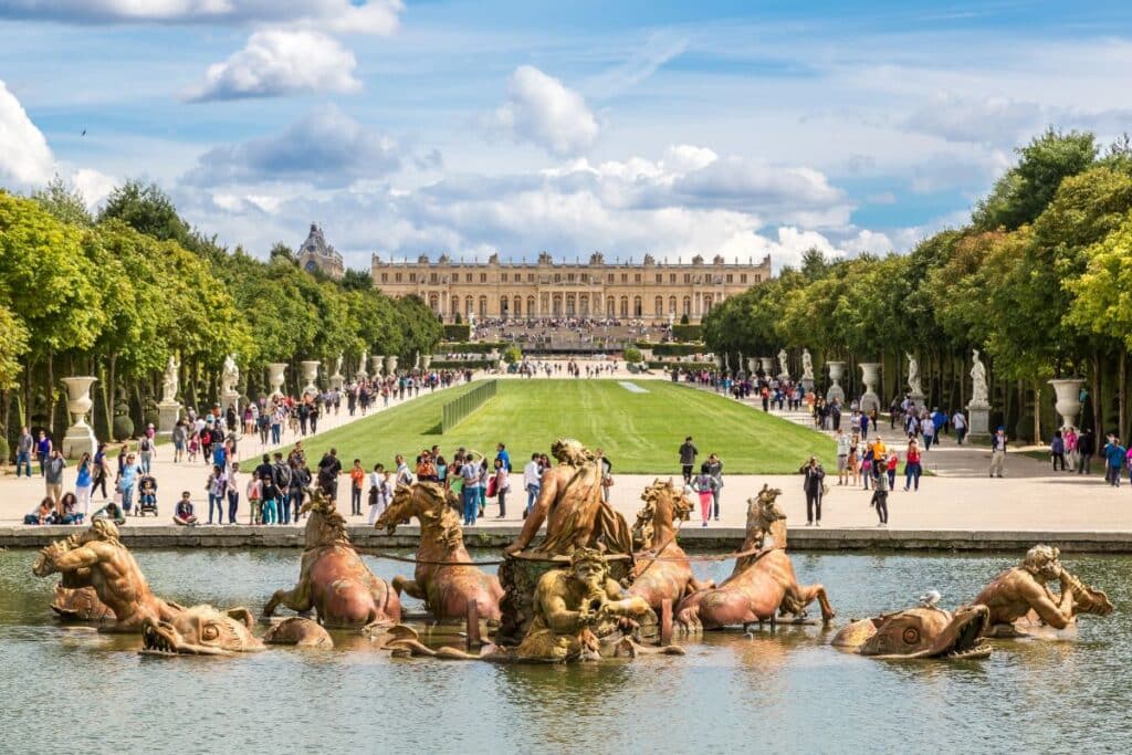 Le parc du château de Versailles bondé lors d'un pont de mai.