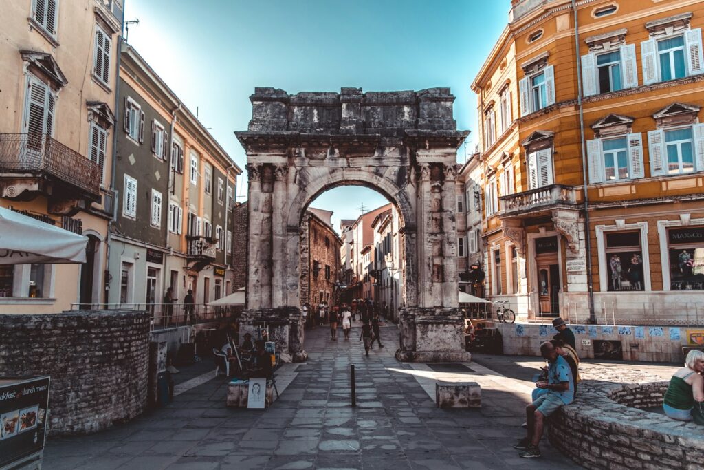 Arc des Sergii en pierre à l'entrée de la rue Sergijevaca dans la vieille ville de Pula