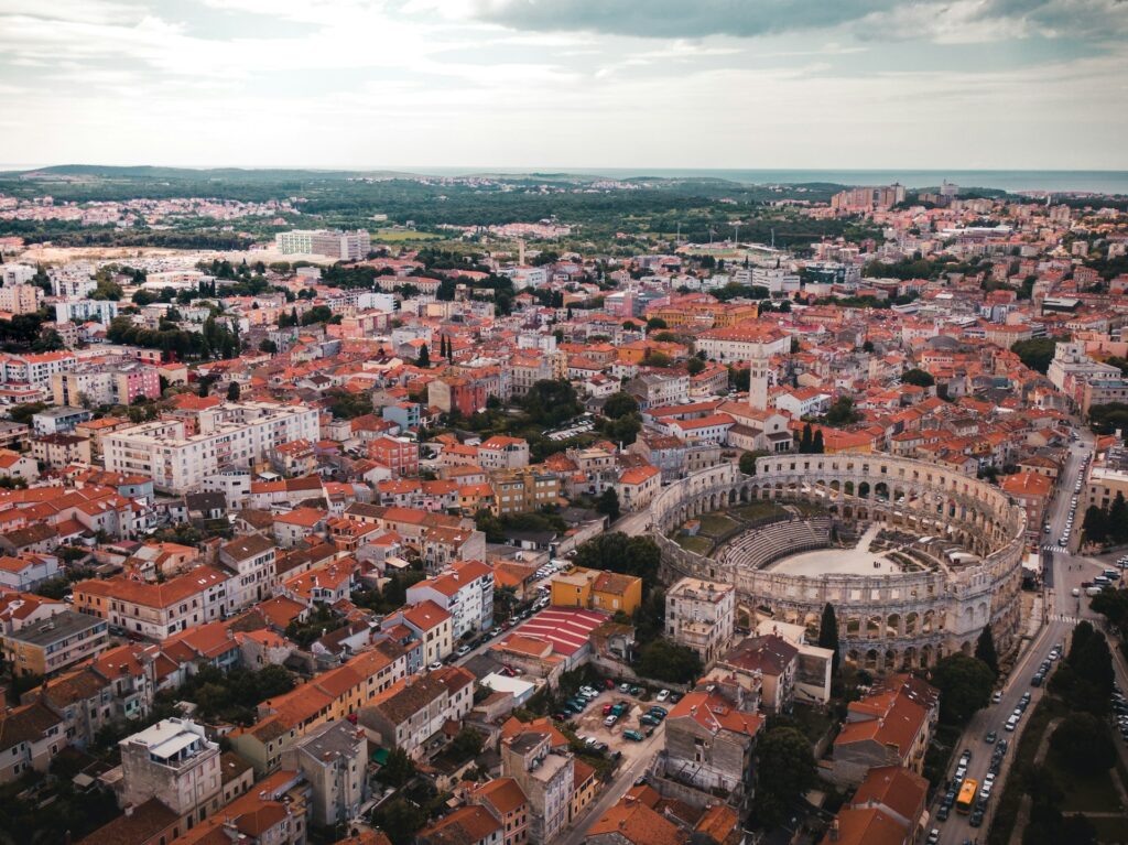 Vue aérienne des toits de Pula avec l'Arena au centre de la ville