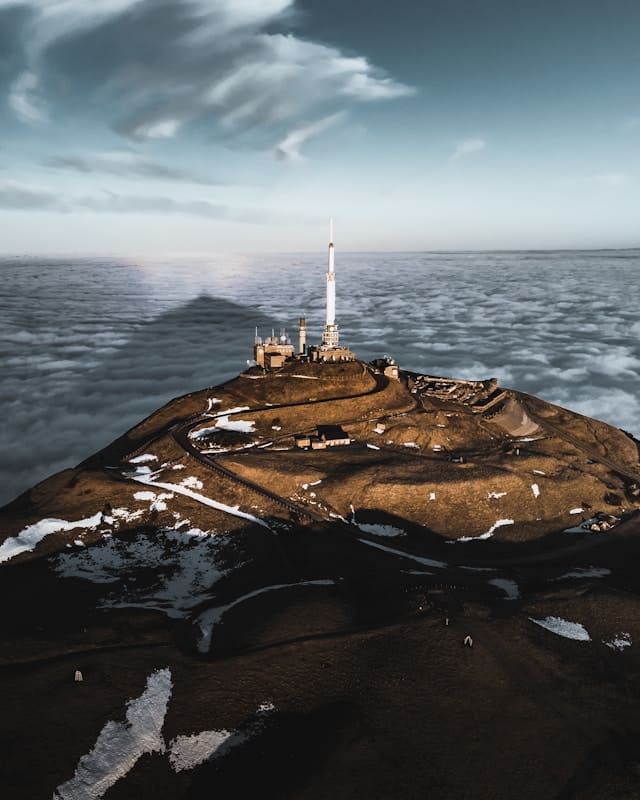 L'Observatoire du Puy de Dôme vu du ciel.