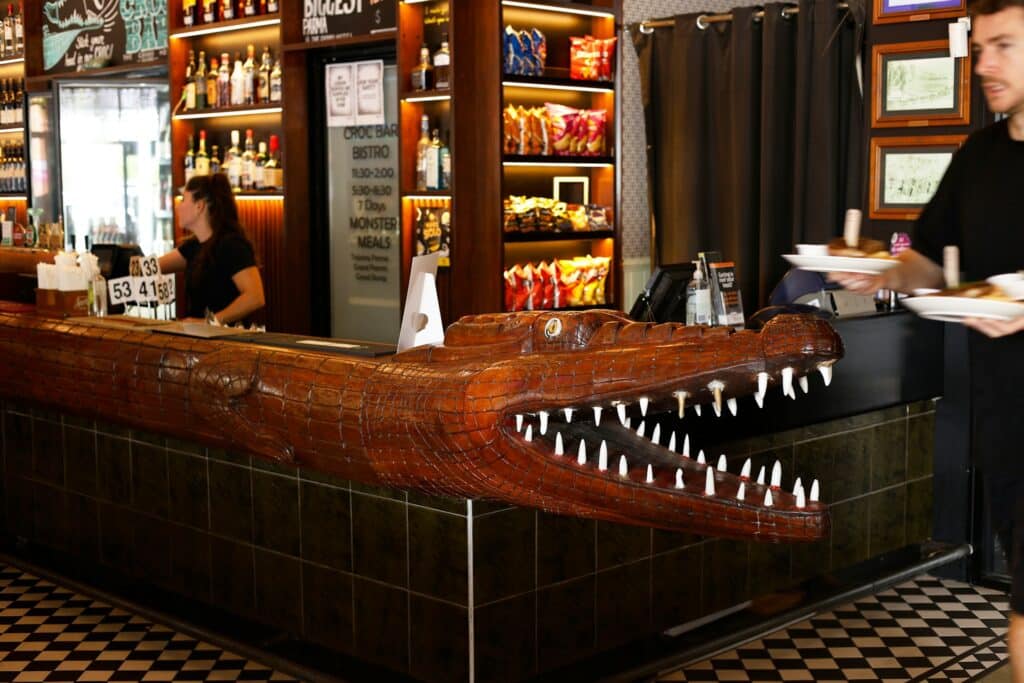 Un jeune serveur français sert dans un bar australien dans le cadre d'un voyage avec un visa PVT.