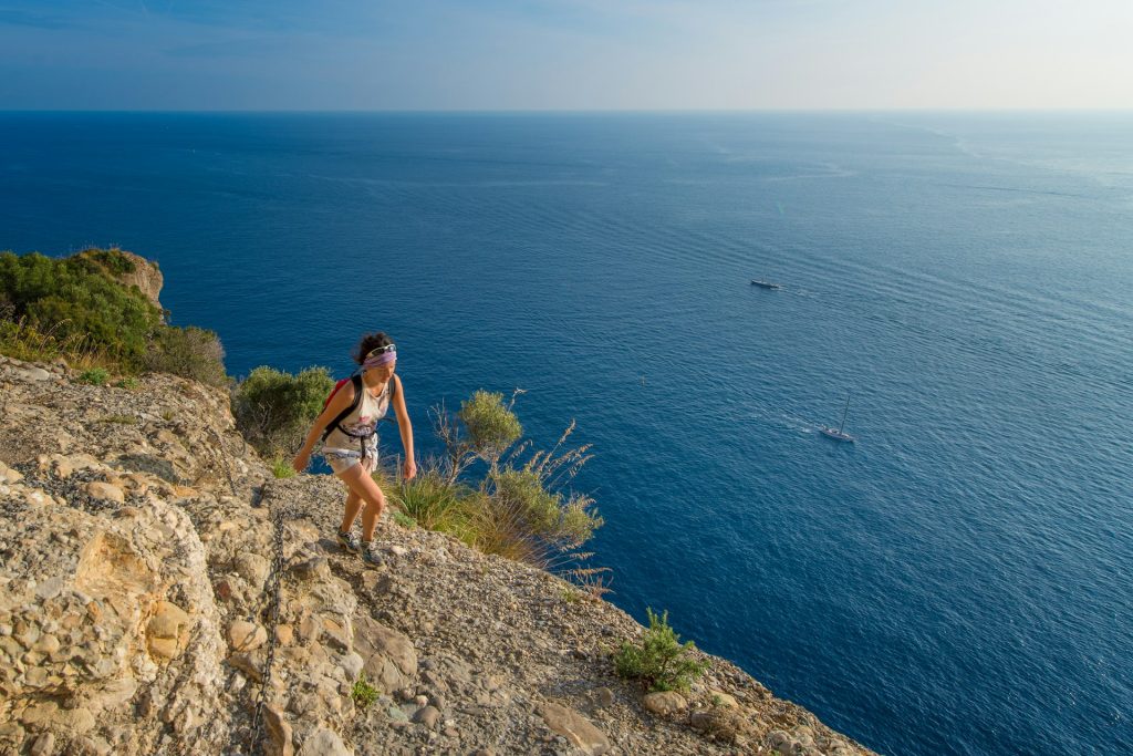 Une randonneuse le long du sentier du littoral de Bonifacio