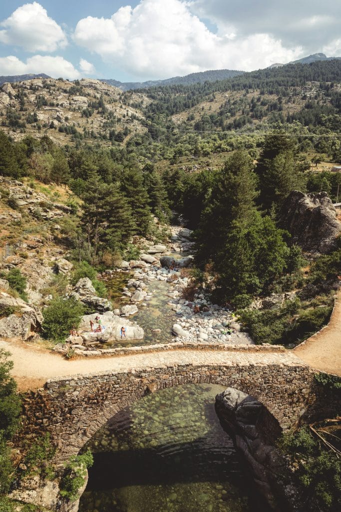 Un pont génois dans l'arrière pays de l'île de beauté