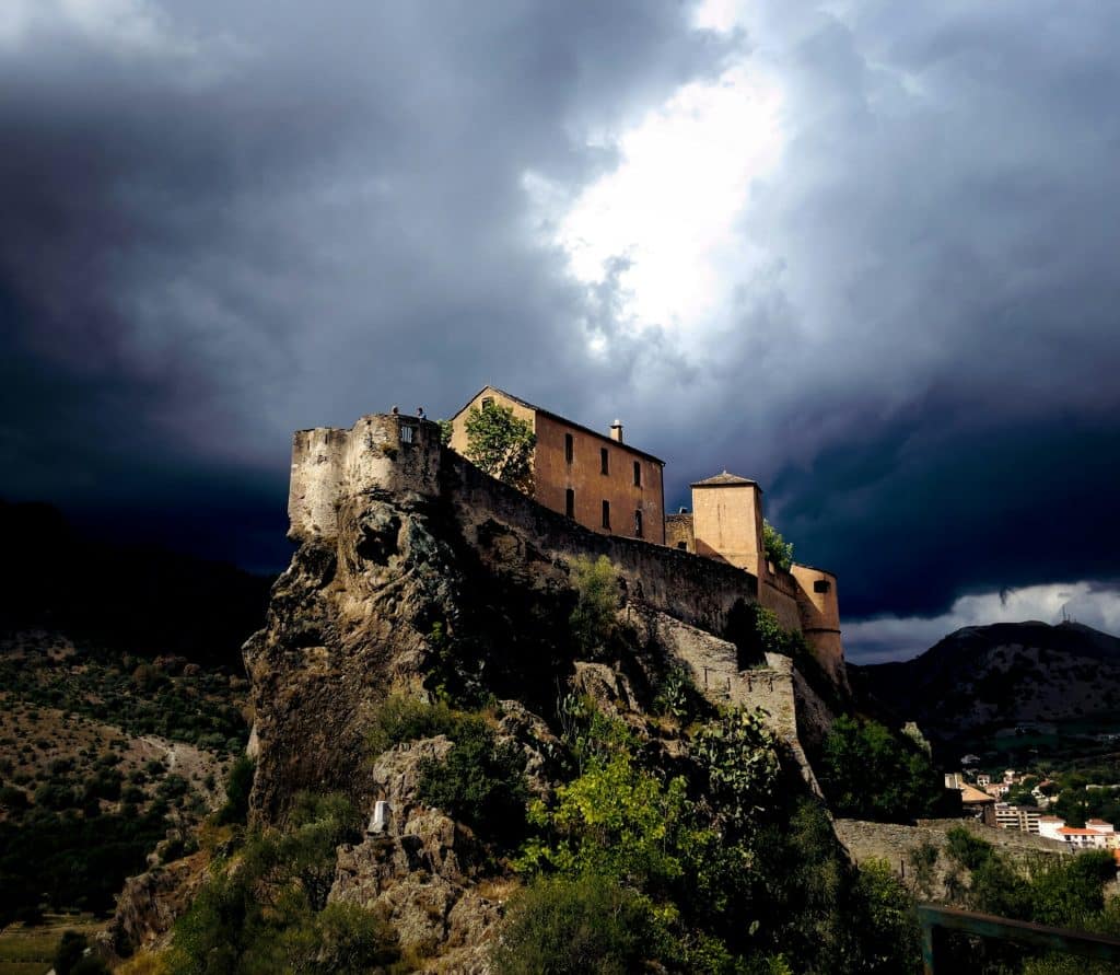 Un orage se prépare au-dessus de la citadelle de Corte