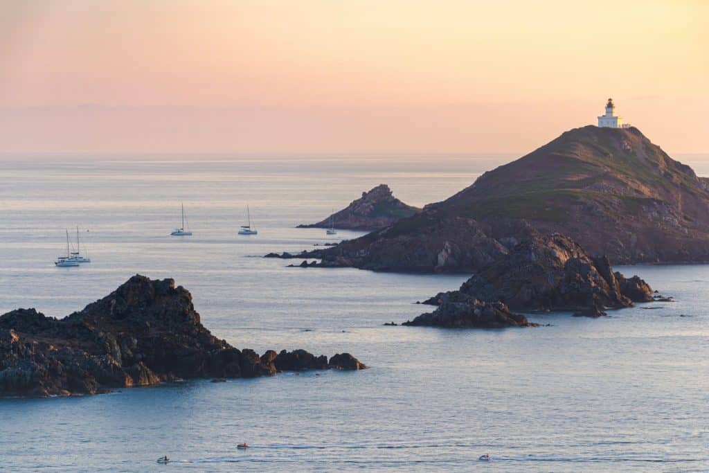 Des bateaux amarrés autour des îles sanguiaires