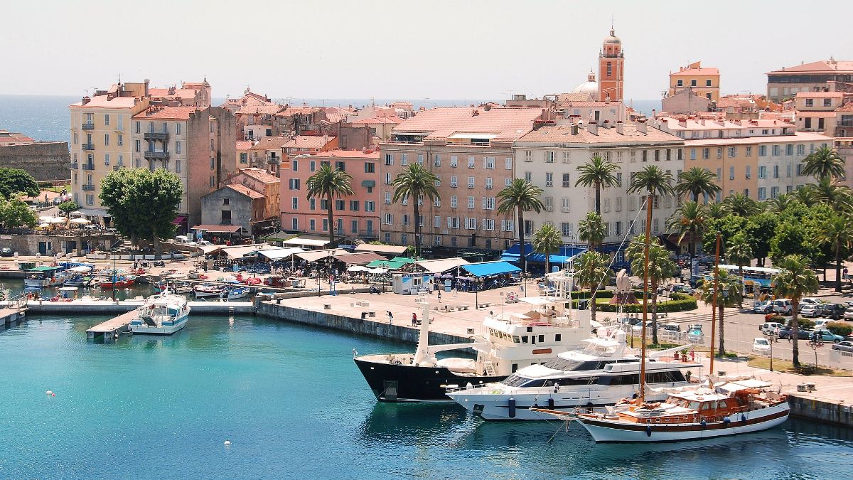 Partir en croisière en bateau, une des choses à faire à Ajaccio