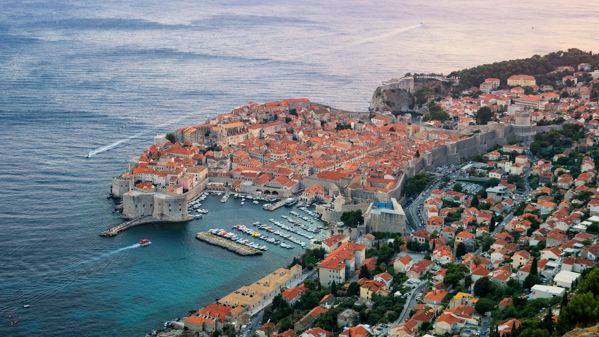 Vue aérienne de la vieille ville de Dubrovnik, ses remparts, ses toits orange et le vieux port