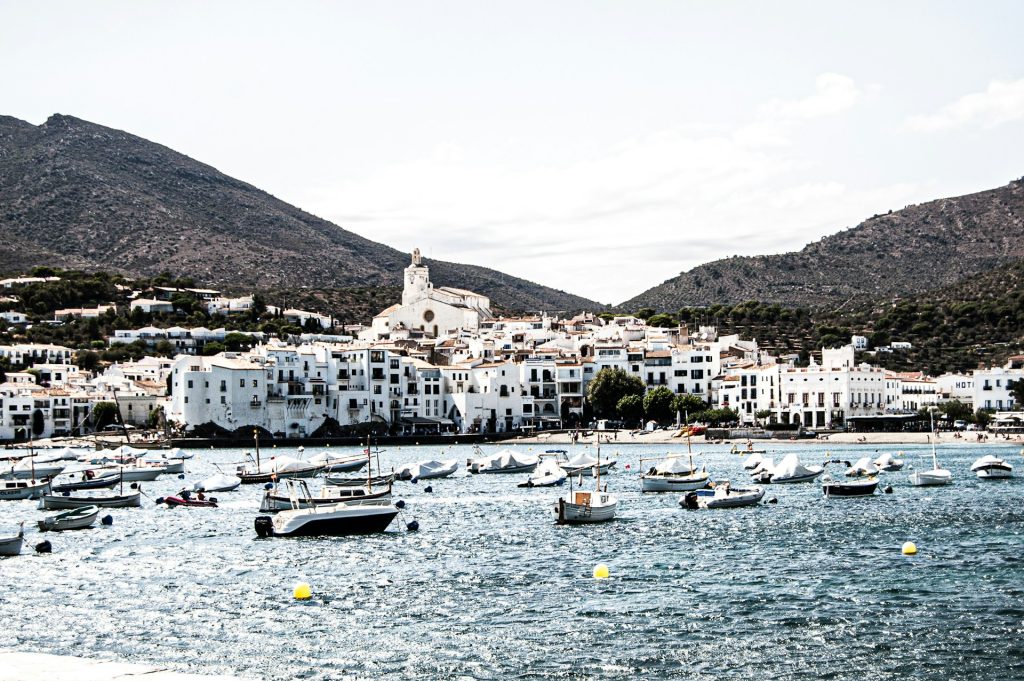 Le village de Cadaqués avec des bateaux mouillés à son large.