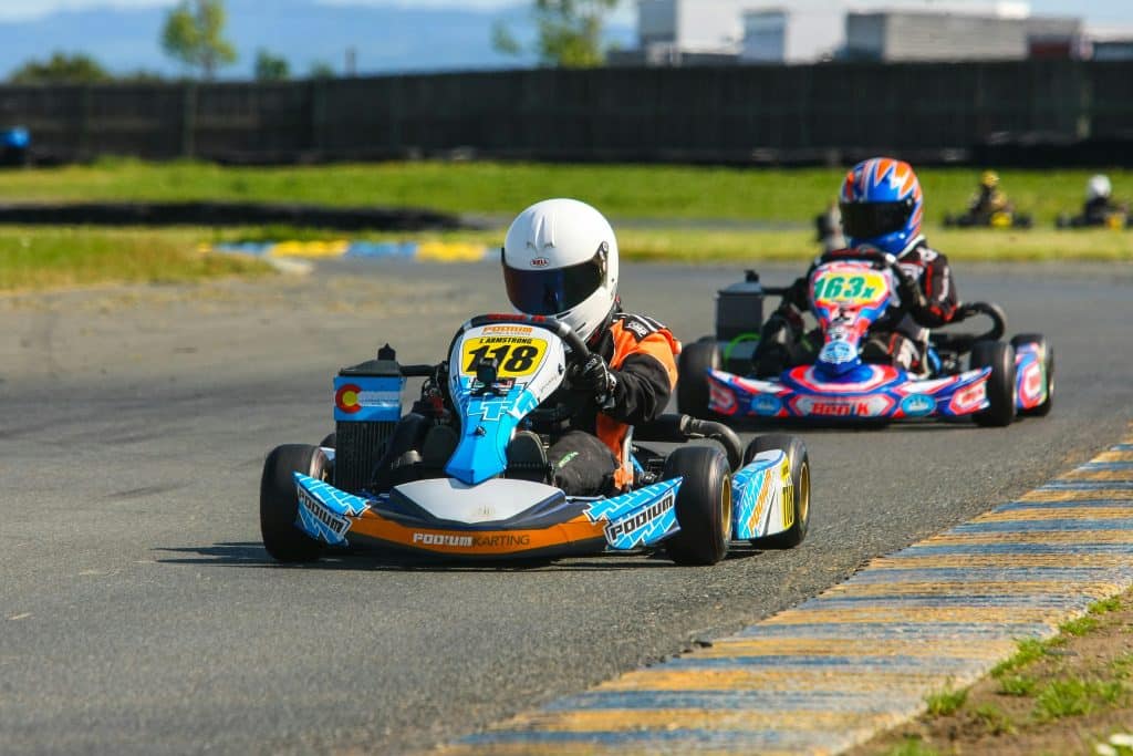 Deux pilotes de Karting font la courses.