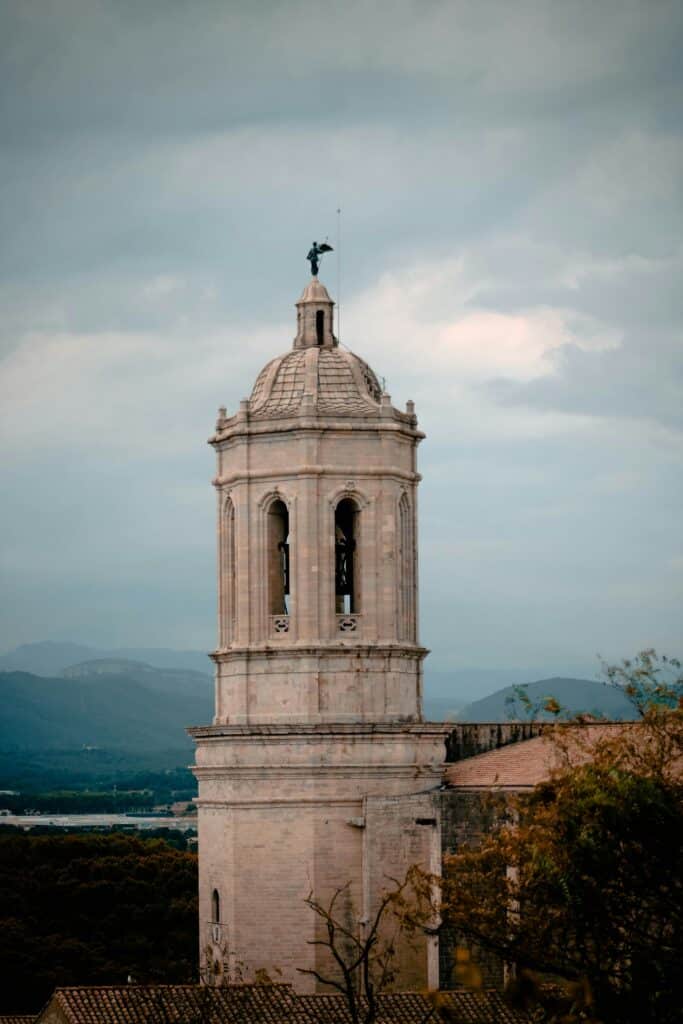 Gros plan sur le clocher de la Catedral de Santa María à Gérone.
