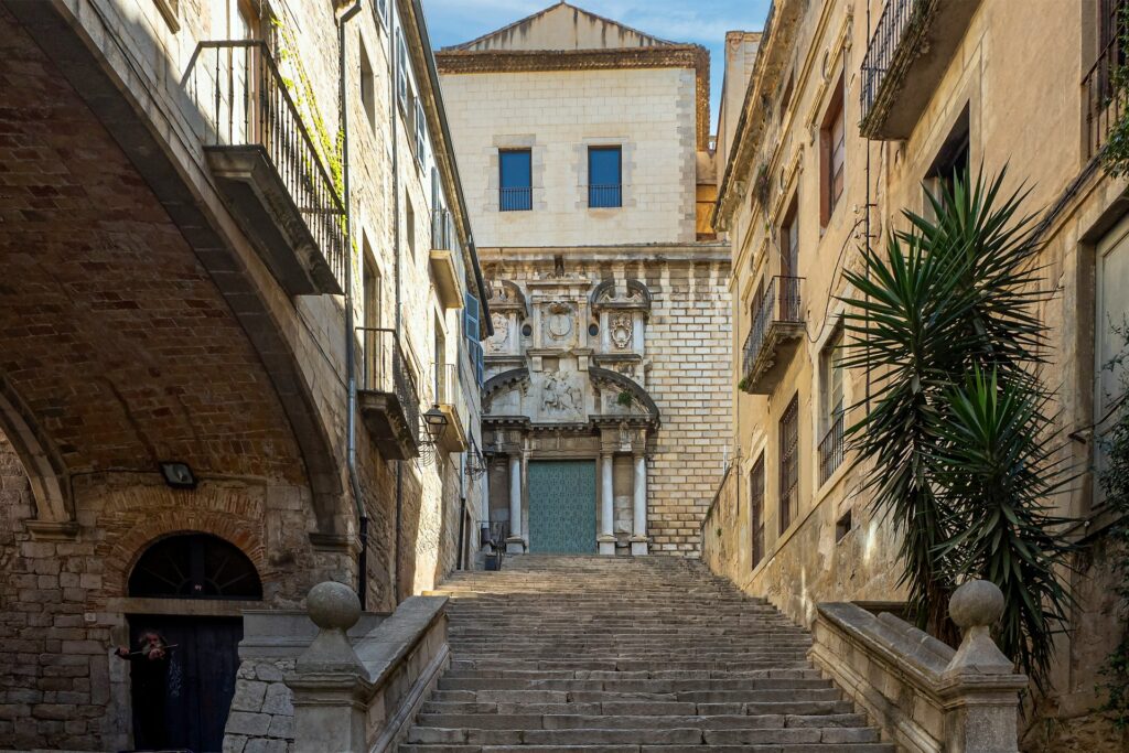 Une église au bout d'un escalier dans le dédale du vieux quartier de Gérone.