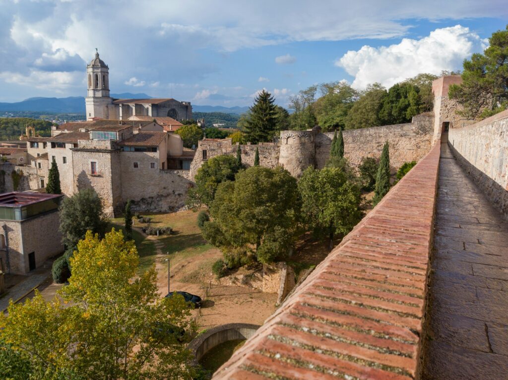 Remparts anciens, église et maison médiévales vus du Passeig Arqueològic de Gérone