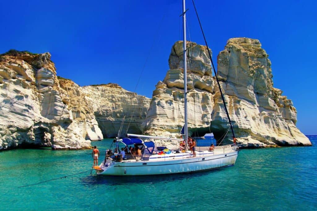 Un voilier dans la baie de Kleftiko lors d'une excursion en mer à Milos.