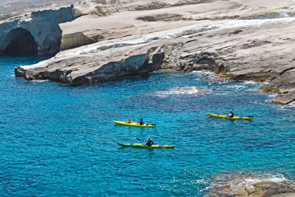 Des personnes en kayak au large de la plage de Fyrilaka