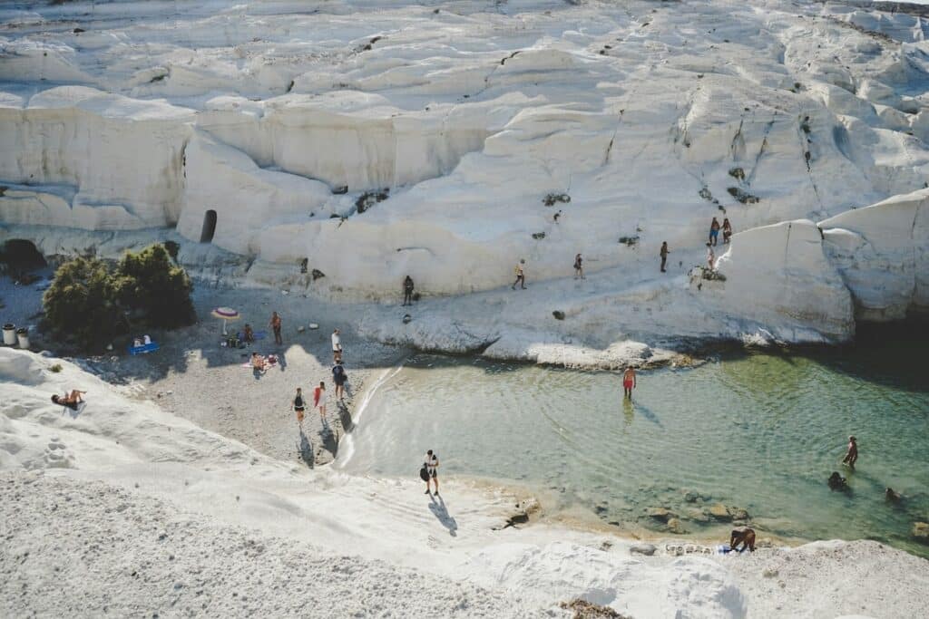 Des vacanciers sur la plage de Sarakiniko
