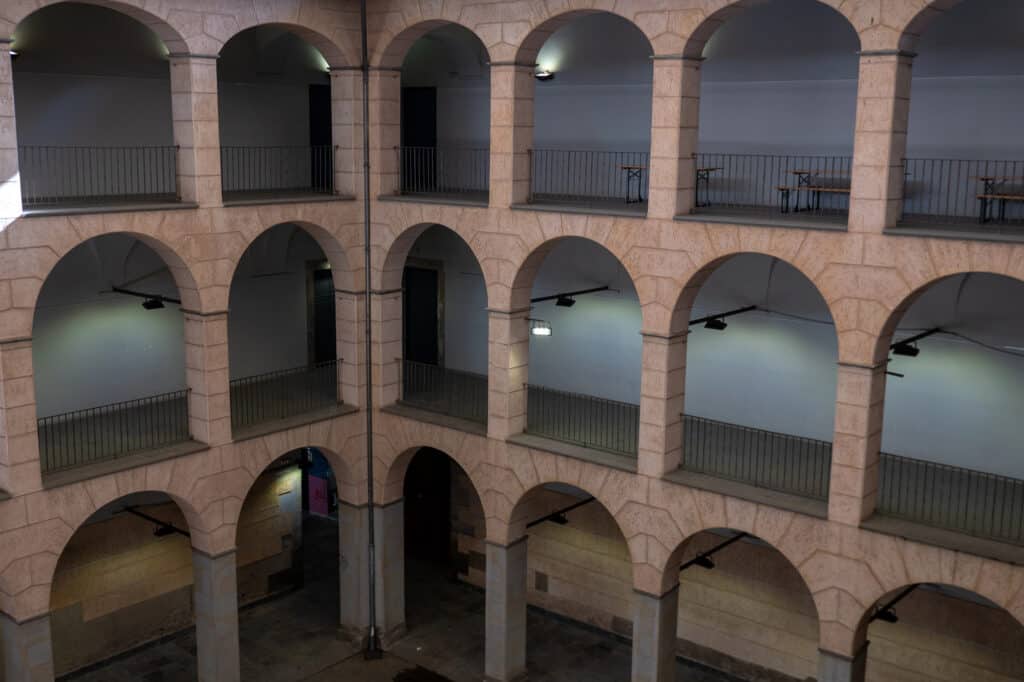 Arcades de l'ancien hôpital d'Olot réhbilité pour accueillir le Museu de la Garrotxa.