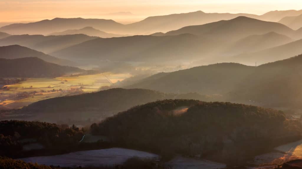 Une brume couvre le panorama du Parc Naturel de la Zone Volcanique de la Garrotxa.