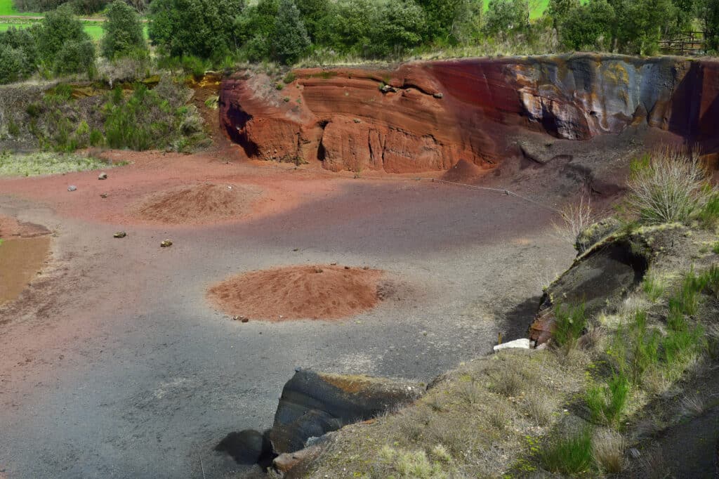 La tallada del Croscat, l'impressionnante paroi rouge sculptée par l'homme au sommet du volcan Croscat.