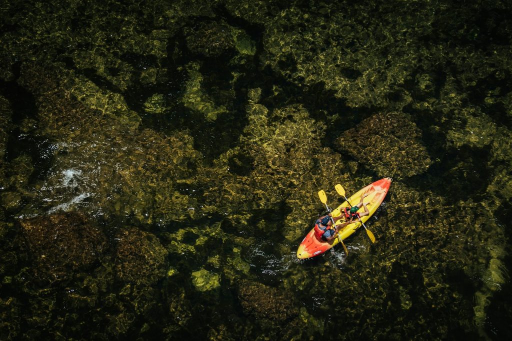 Un père et son fils pagaient en kayak le long de la côte de Sant Feliu de Guíxols.