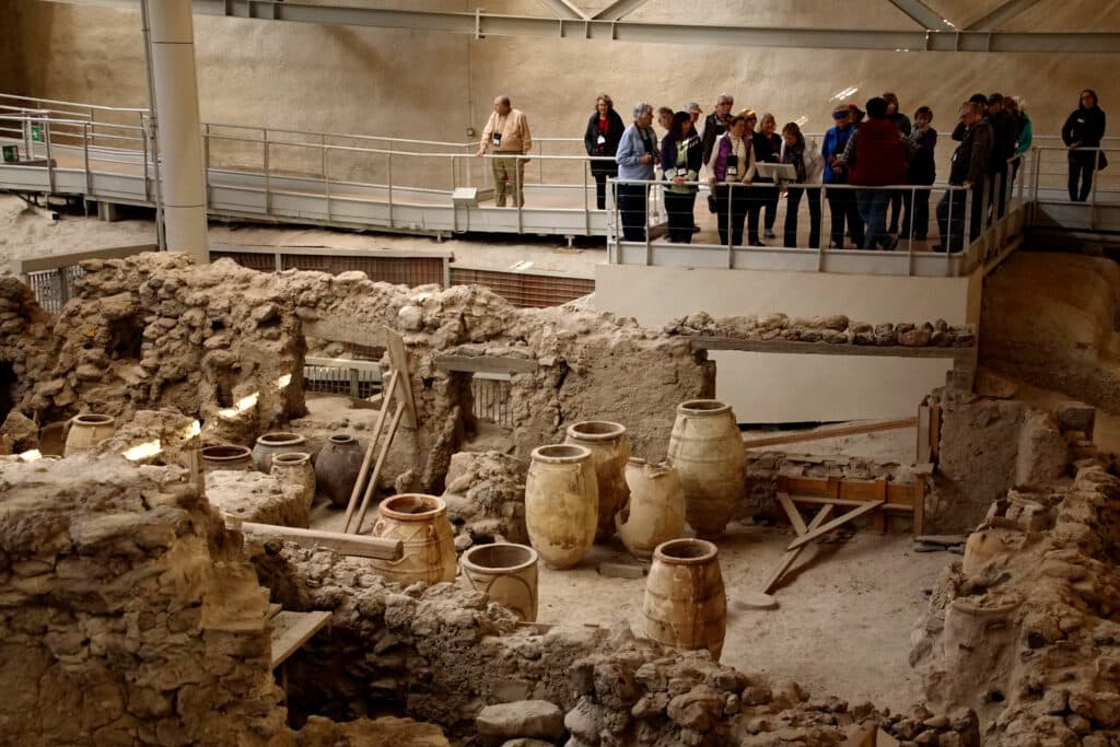 Site archéologique d'Akrotiri sous son toit protecteur avec ruines de la cité minoenne ensevelie