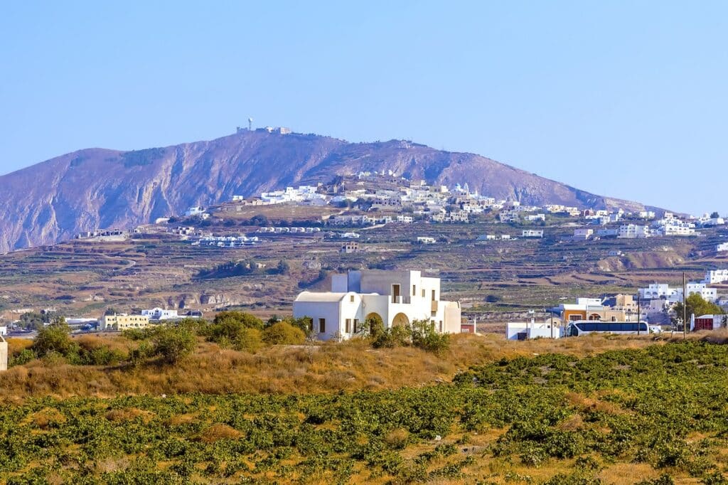 Vue sur les vignobles de Megalochori et le mont Profitis Ilias depuis ce village traditionnel de Santorin