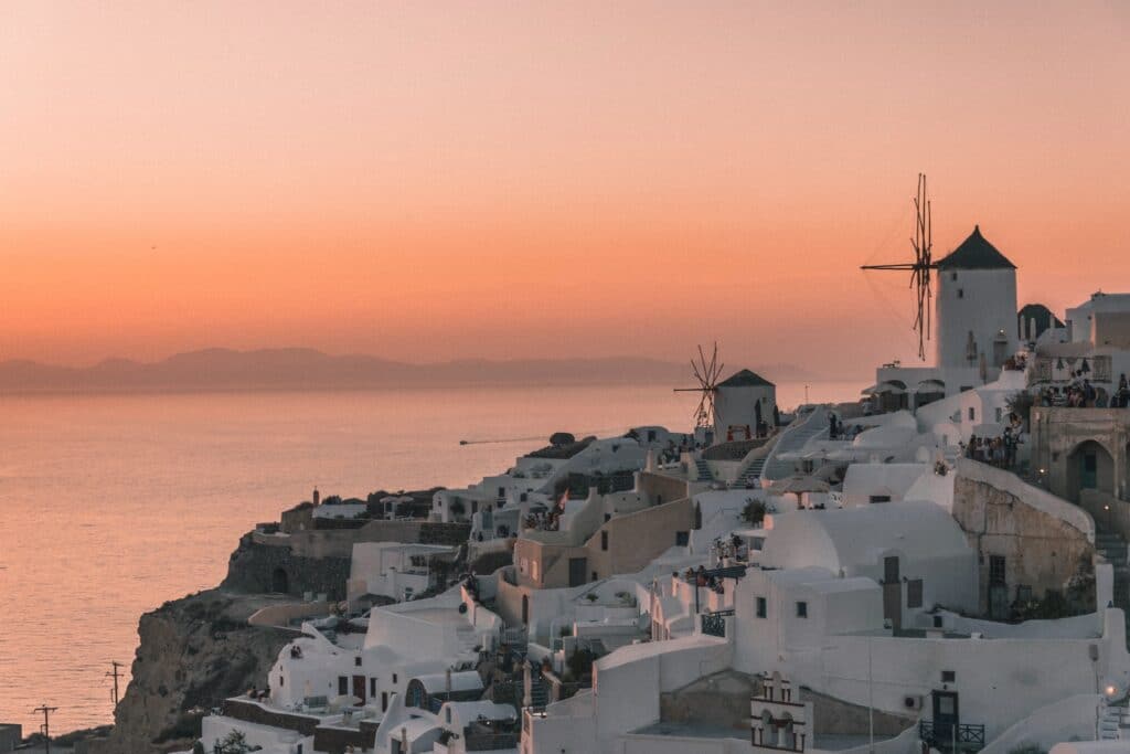 Coucher de soleil embrasant le ciel au-dessus du village d'Oia et de la caldeira de Santorin