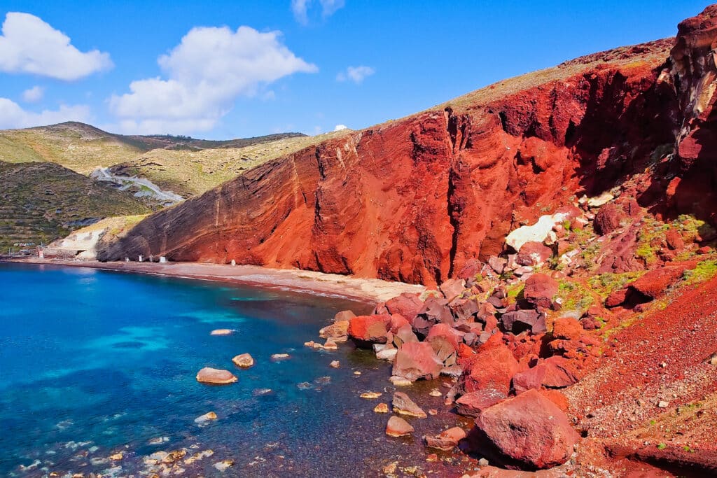 Vue panoramique de Red Beach avec ses falaises rouges et la mer turquoise de Santorin - accès actuellement interdit