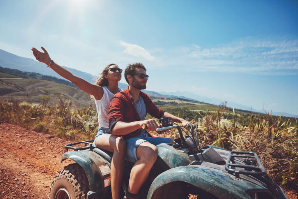 Couple en excursion quad sur les routes de Santorin avec vue sur la caldeira