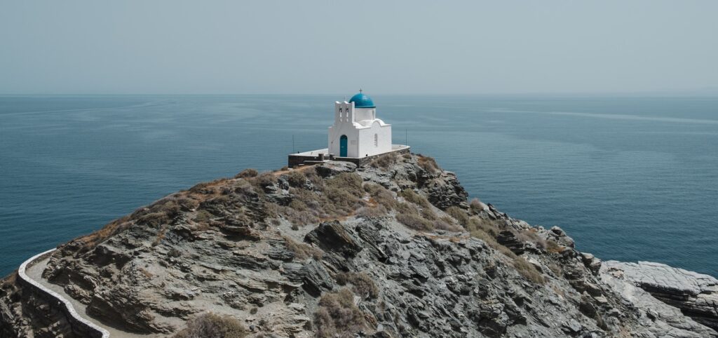 L’église des Sept Martyrs à Kastro domine la mer Egée depuis son promontoire.