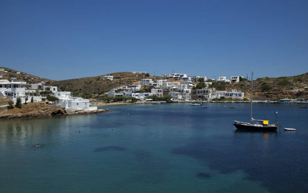 Un bateau mouille au large du village de Faros à Sifnos.