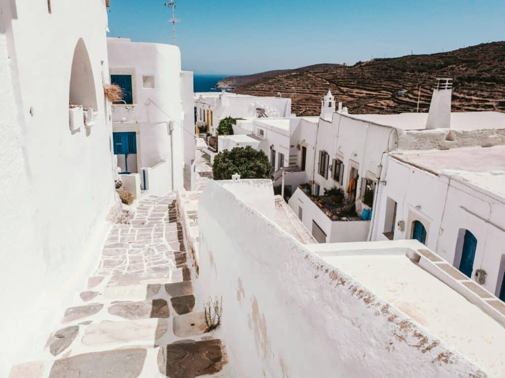 Maisons blanches le long d'une ruelle du village de Kastro sur l'île de Sifnos dans l'archipel des Cyclades.