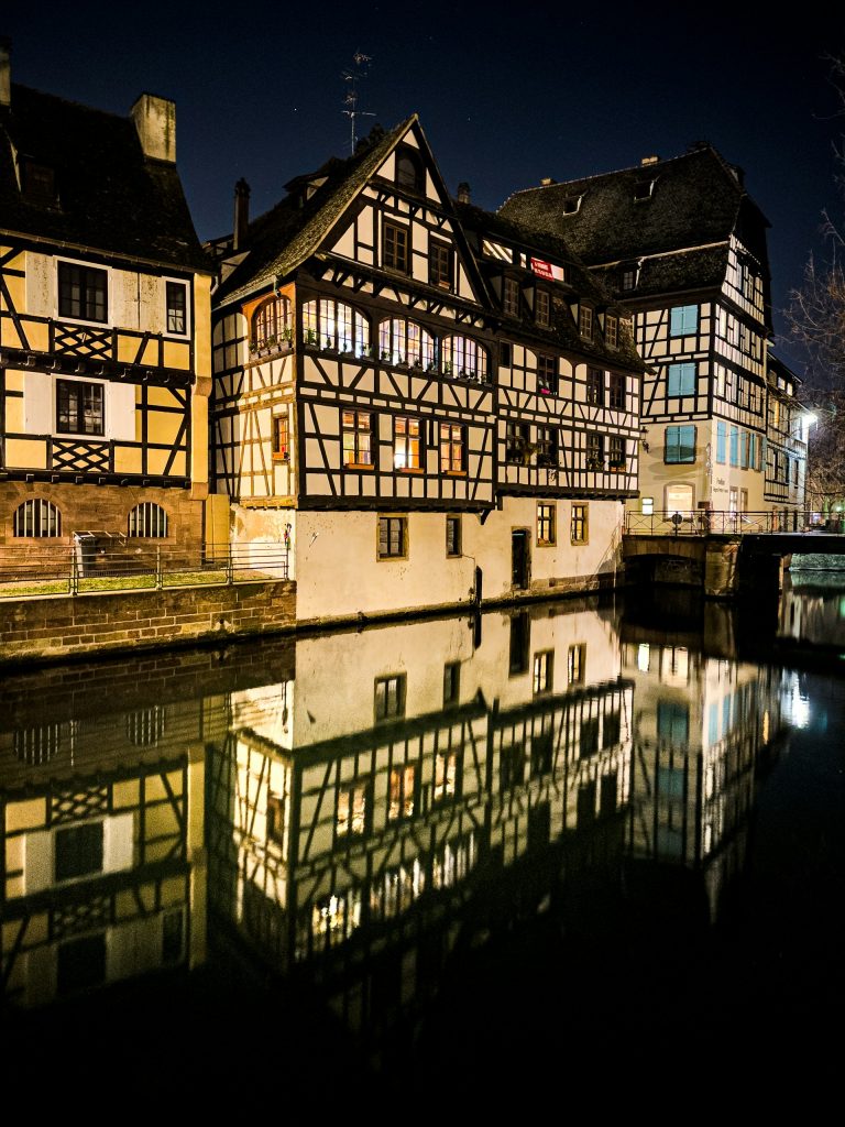Les maisons à colombage de la petite france illuminées de nuit, un lieu idéal pour une balade nocturne dans le vieux Strasbourg