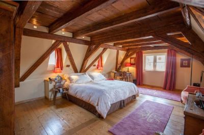Une chambre supérieure sous masandrde au Bouclier d'Or.