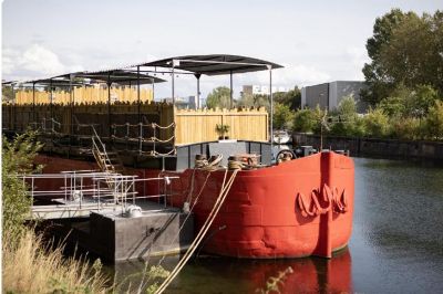 Ponton de la péniche de Fabrice, un hébergement insolite idéal pour un séour en amoureux à Strasbourg.
