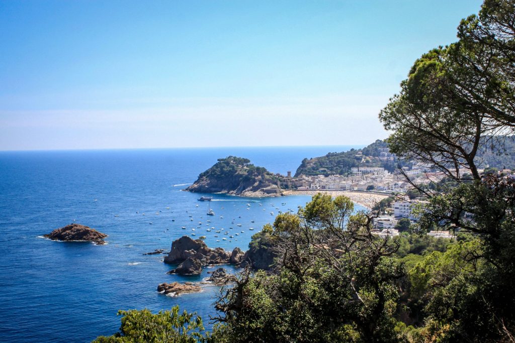 Vue sur Tossa de Mar prise lors d'une randonnée sur la cami de ronda.