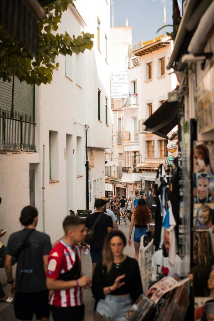 Une ruelle animée du centre historique de Lloret de mar.
