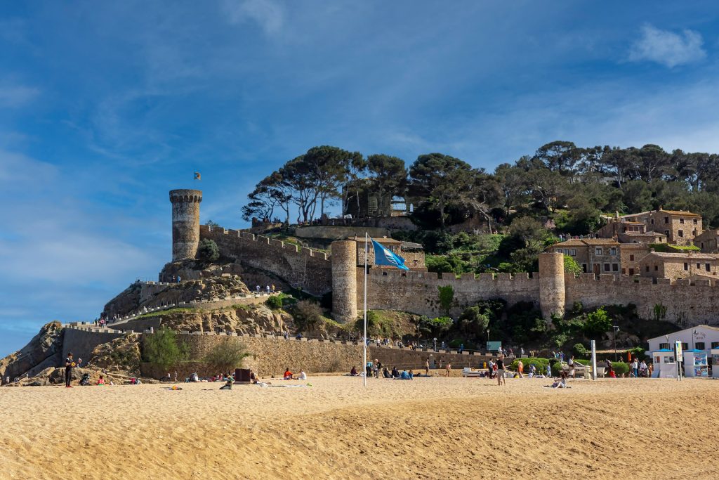 La plage principale de Tossa de mar au bord des murailles médiévales.