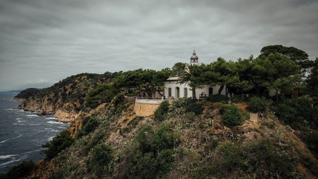 Le vieux phare de Tossa de mar et la côte accidentée de la Costa Brava.