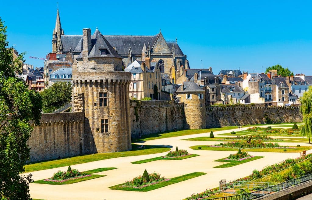 La cathédrale Saint-Pierre s'élève au dessus des maisons médiévales et des tours des remparts de Vannes.