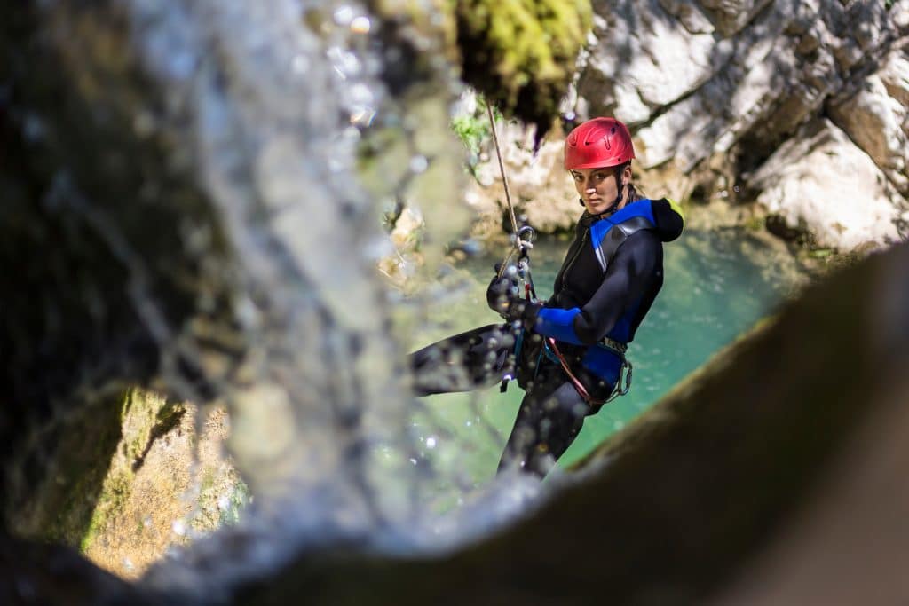 Un homme descend en rappel lors d'une sortie canyoning dans le parc national de Gerês