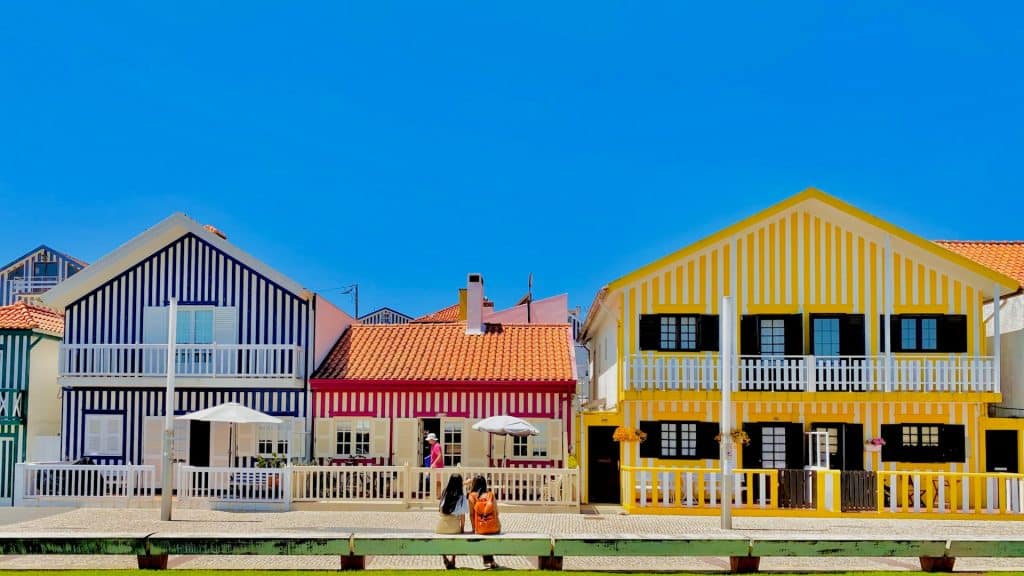 Deux jeunes femmes admirerent les maisons colorées de Costa Nova do Prado