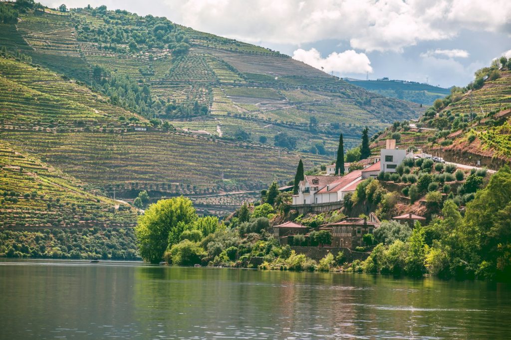 Panorama escarpé de la vallée du Douro pris d'un bateau de croisière.