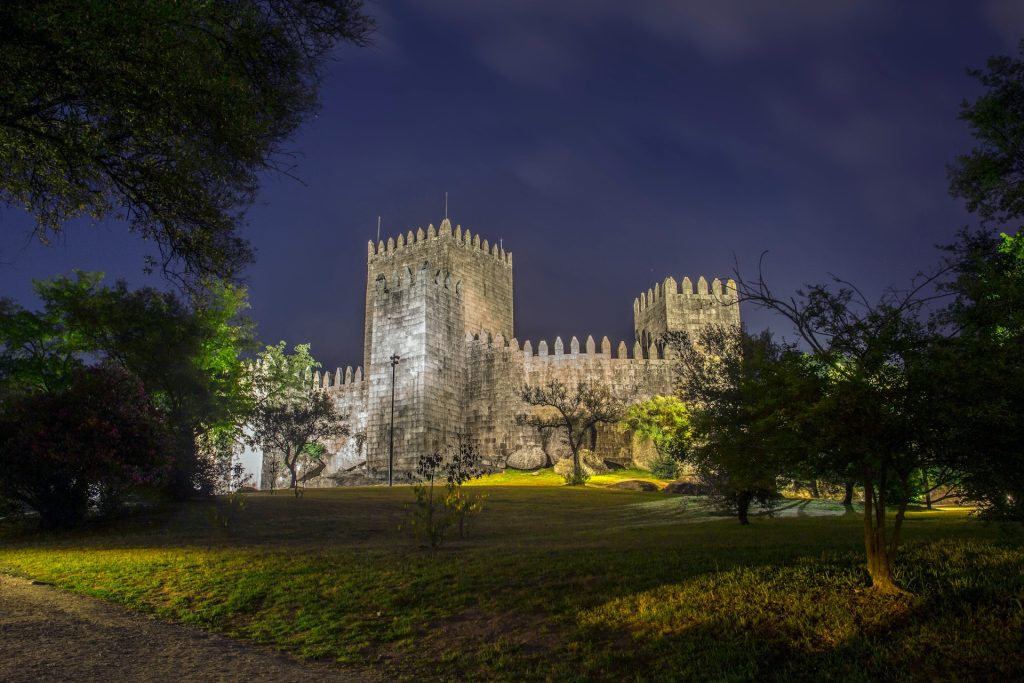 Le château de Guimaraes de nuit